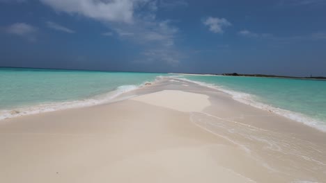 Solitario-Banco-De-Arena-Blanco-En-Medio-Del-Caribe,-Agua-De-Mar-Salpicada-En-La-Playa-De-Arena-Blanca