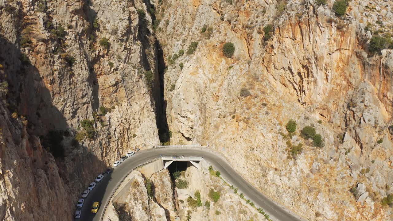험한 절벽으로 둘러싸인 카푸타스 해변은 터키의 희귀한 자연의 아름다움 중 하나입니다.