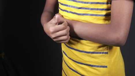niño tocando su brazo