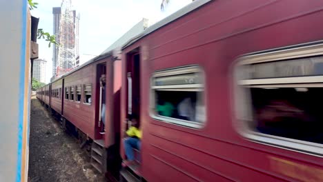 sri lankan train journey through the city