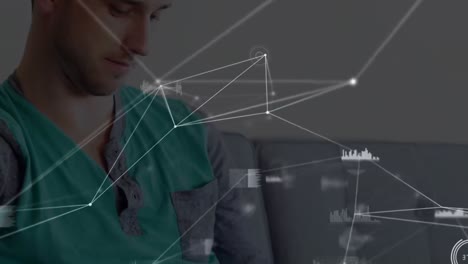 animación de redes de conexiones con iconos sobre el hombre usando teléfono inteligente