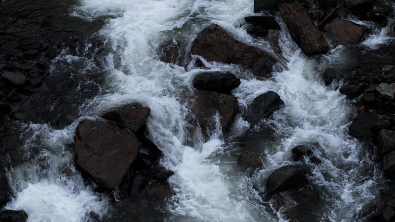 Acqua che scorre sulle rocce nel fiume