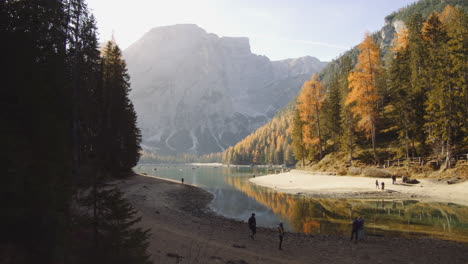 Pragser-Wildsee-In-Italien-Mit-Dolomiten-Im-Hintergrund