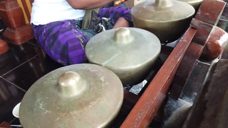 Gamelan-Musiker-Spielt-Trompong-Musikinstrument-In-Einer-Balinesischen-Hindu-Zeremonie,-Traditionelles-Percussion-Bronzeorchester-Aus-Asien