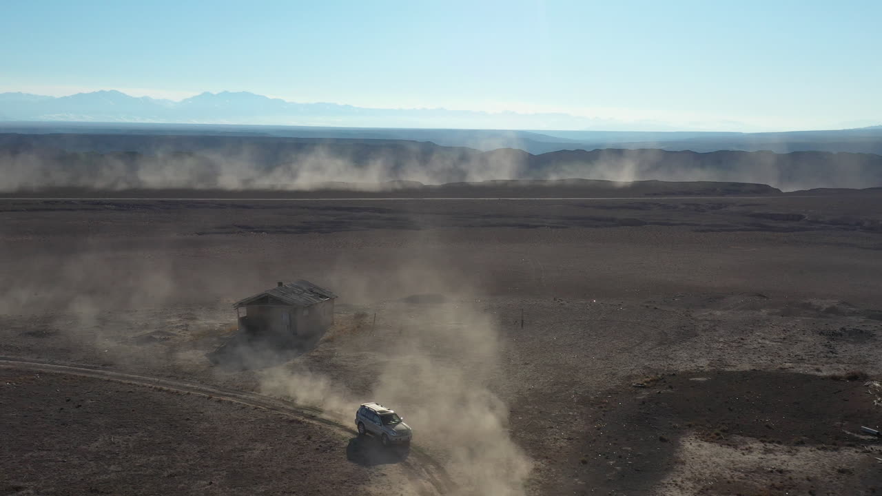 카자흐스탄 차린 협곡을 따라 이동하는 자동차의 영화적 추적 및 공개 드론 샷