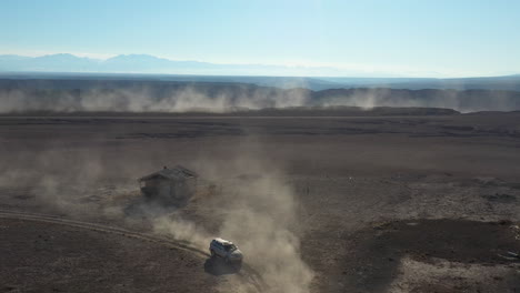 seguimiento cinematográfico y reveladora toma de drones de automóviles que viajan a lo largo del cañón charyn, kazajstán