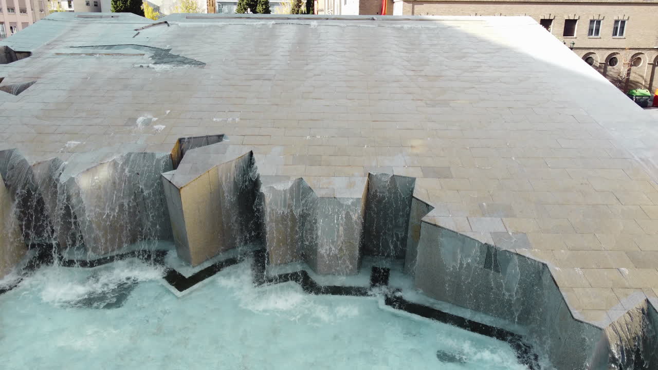 기하학적 디자인 을 가진 도시 분수