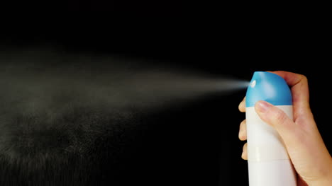 Hand-Mit-Einer-Aerosoldose-Spray-Auf-Schwarzem-Hintergrund-4k-Video-Sprühen