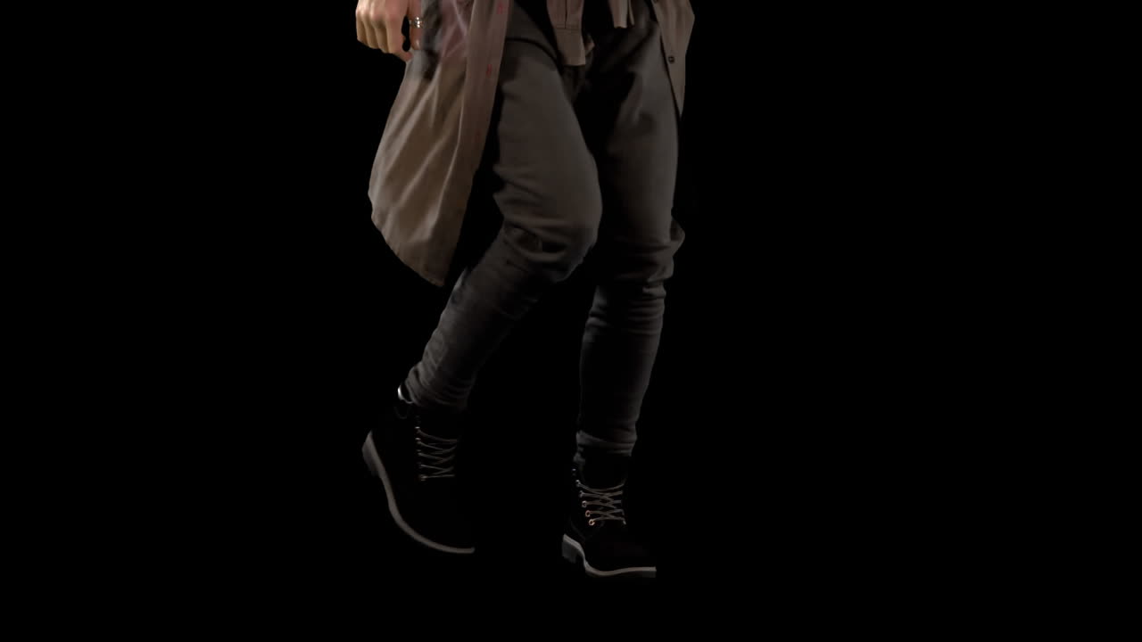 mujer bailando contra varias formas que se forman contra un fondo rojo