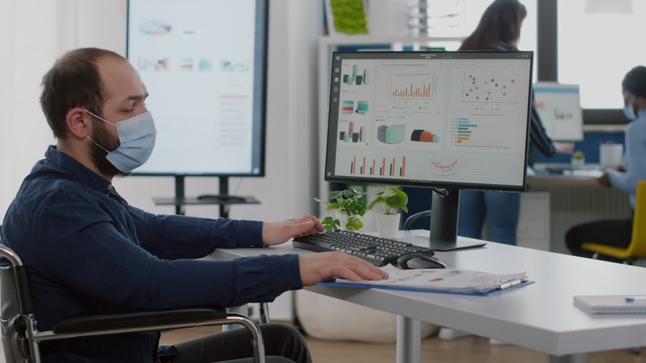 hombre inmovilizado con máscara de protección trabajando en una nueva compañía normal