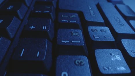 vista de cerca de un teclado retroiluminado azul oscuro