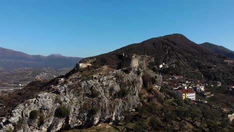 Petrela-Antiguo-Castillo-Construido-En-Una-Ladera-Rocosa,-Lugar-Turístico-Cerca-De-Tirana-En-Albania