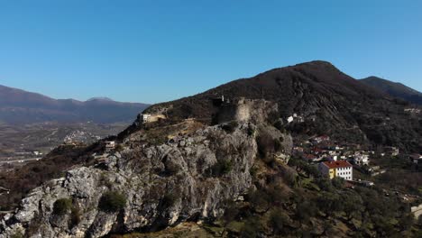 petrela antiguo castillo construido en una ladera rocosa, lugar turístico cerca de tirana en albania