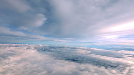 mirando las nubes y la ciudad de da nang en el avión en asia