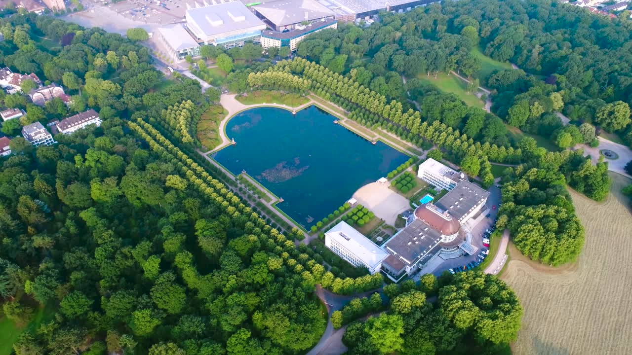 브레멘 시의 항공 fpv 드론 영상 브레멘은 독일 북부 지역의 주요 문화 및 경제 중심지입니다.