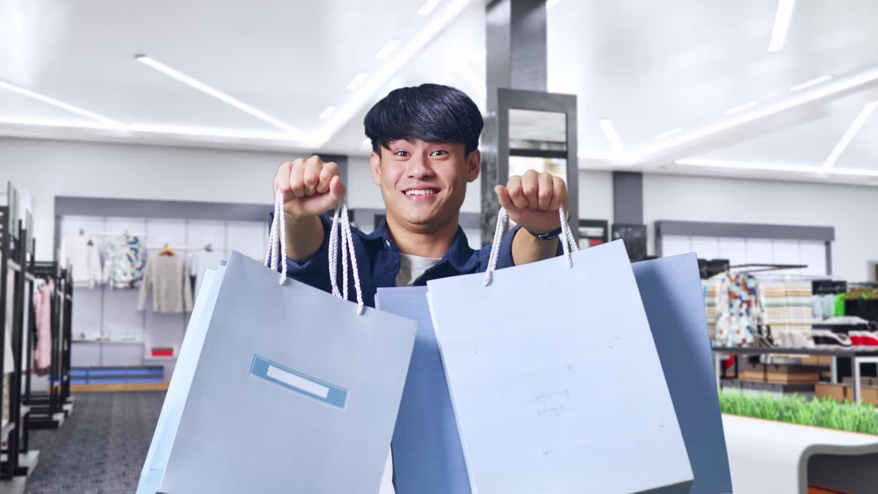 쇼핑몰 에서 쇼핑 가방 을 들고 행복 한 쇼핑객