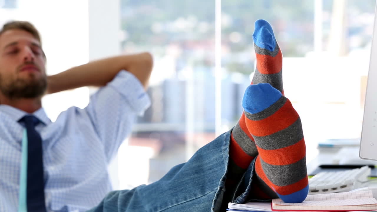 un hombre de negocios despertando con una sonrisa.