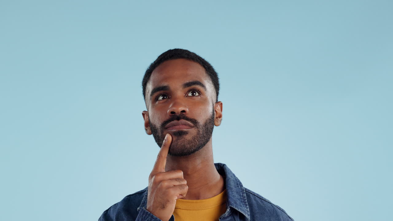 hombre, pensar y planificar idea con decisión