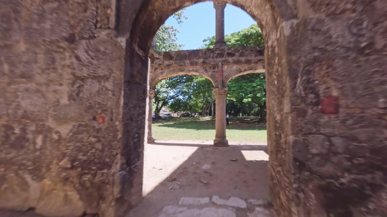 산 크리스토발의  ⁇ 은 날에 고대 건물 폐허를 통과하는 fpv 드론 비행 - 엔고메 폐허