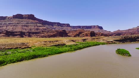 Una-Vista-Del-Río-Colorado-Durante-El-Verano-Desde-El-Sendero-De-Los-Rincones-De-Pollo-Fuera-De-Moab,-Utah