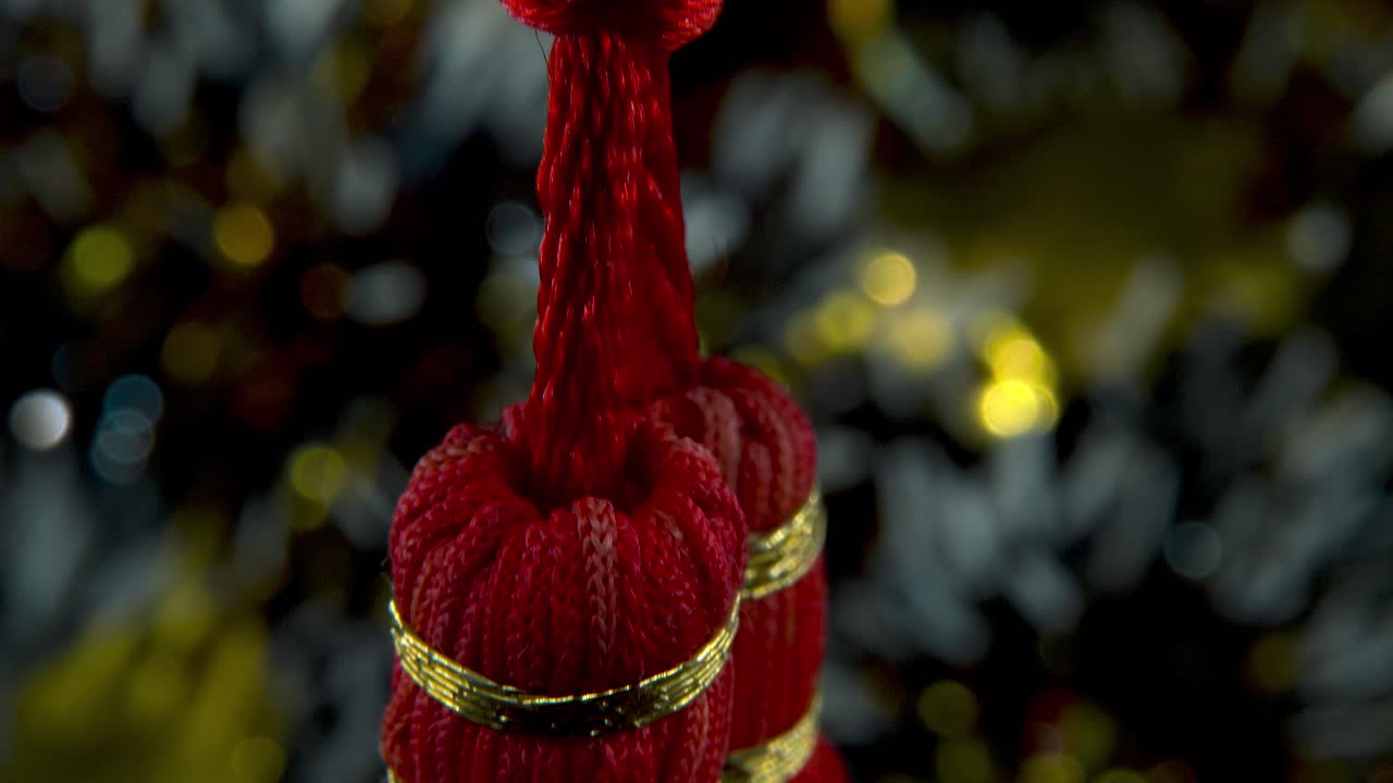 ornamento símbolo del año nuevo chino, decoración oriental, tradicional bola de linterna roja colgante, colorida y brillante profundidad de campo, macro cinemática inclinada hacia arriba video 4k