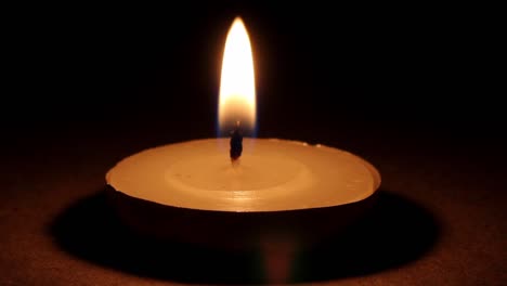la oscuridad de la vela de iluminación 2