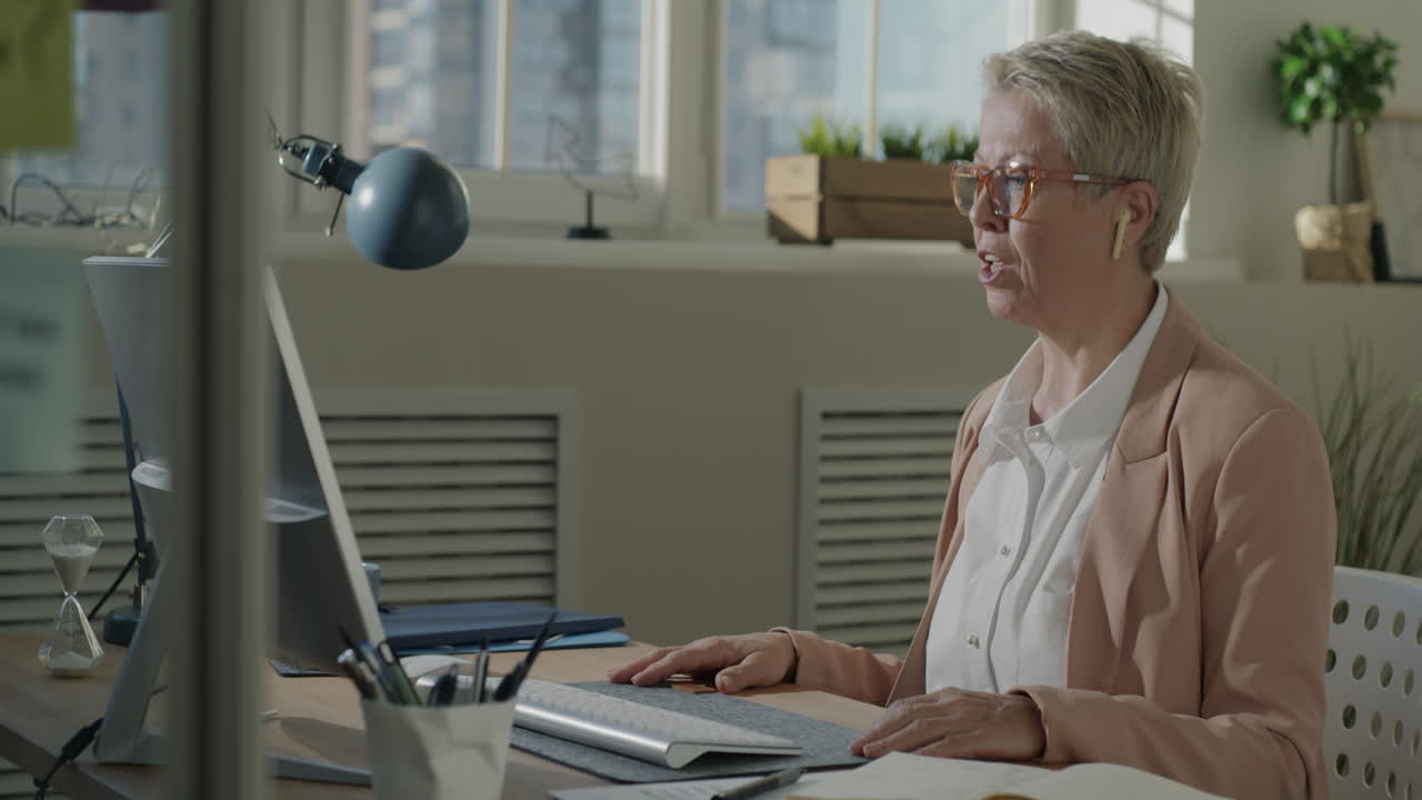 Donna in ufficio che lavora al computer