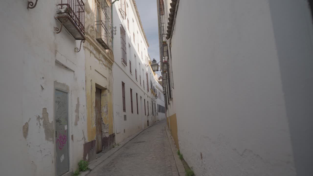 Callejones estrechos con edificios blancos