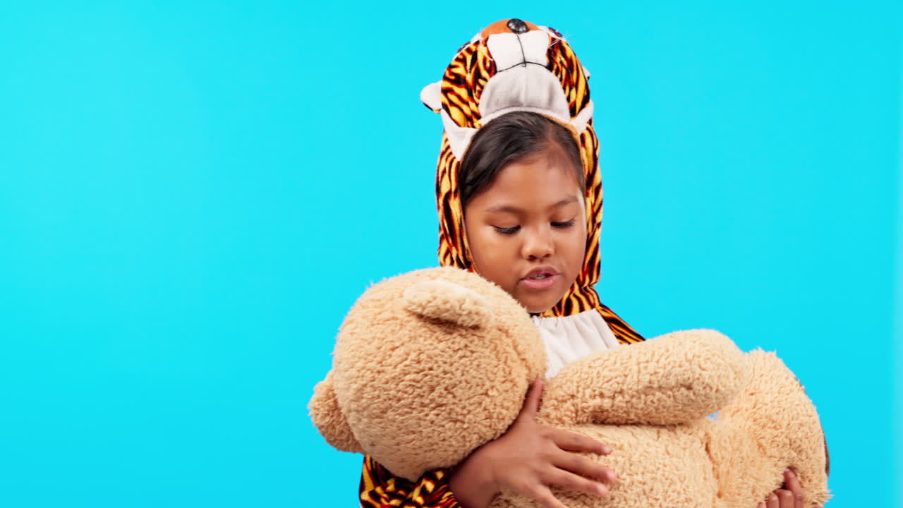 niños, osos de peluche y pijama con una chica