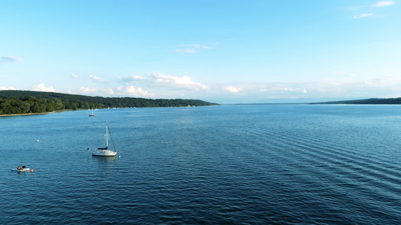 drone vuela sobre el lago starnberg