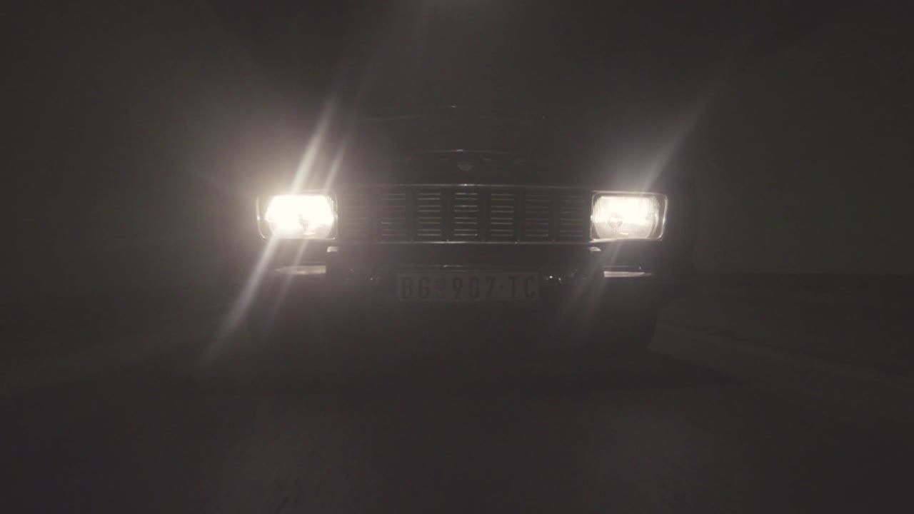 faros de automóviles por la noche