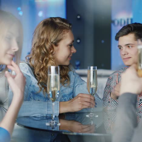 Young-People-Relax-At-A-Table-In-A-Cozy-Restaurant-While-They-Talk-And-Have-A-Good-Time-2