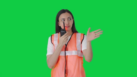 feliz chica del personal de tierra india hablando en walkie talkie pantalla verde