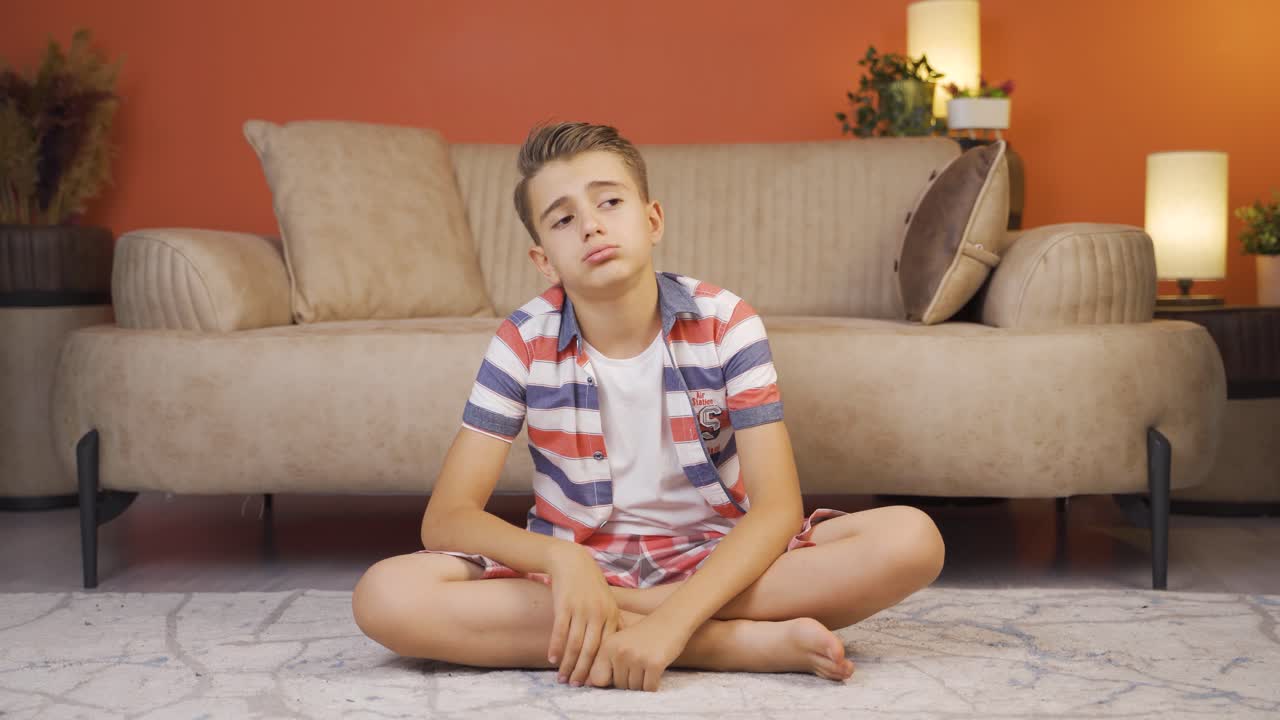 기분이 좋지 않은 소년.