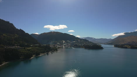 Clip-Aéreo-De-Establecimiento-De-Queenstown-En-La-Orilla-Del-Lago-Wakatipu,-Nueva-Zelanda