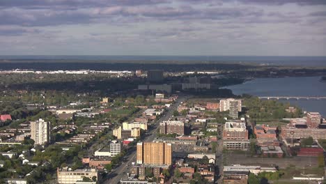 vista aérea sobre detroit con río, michigan, estados unidos