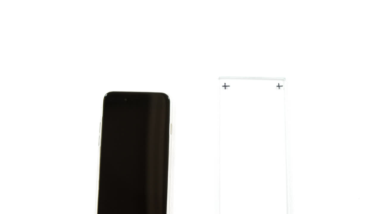 휴대 전화와 유리 바의 클로즈업