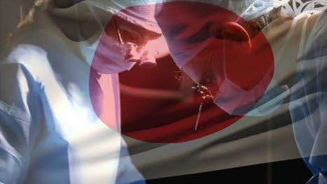 animación de la bandera de japón ondeando sobre los cirujanos en el quirófano
