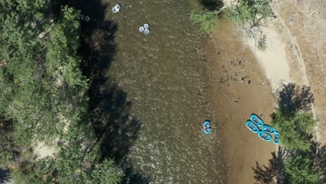 imágenes de drones de personas flotando por el río boise en verano