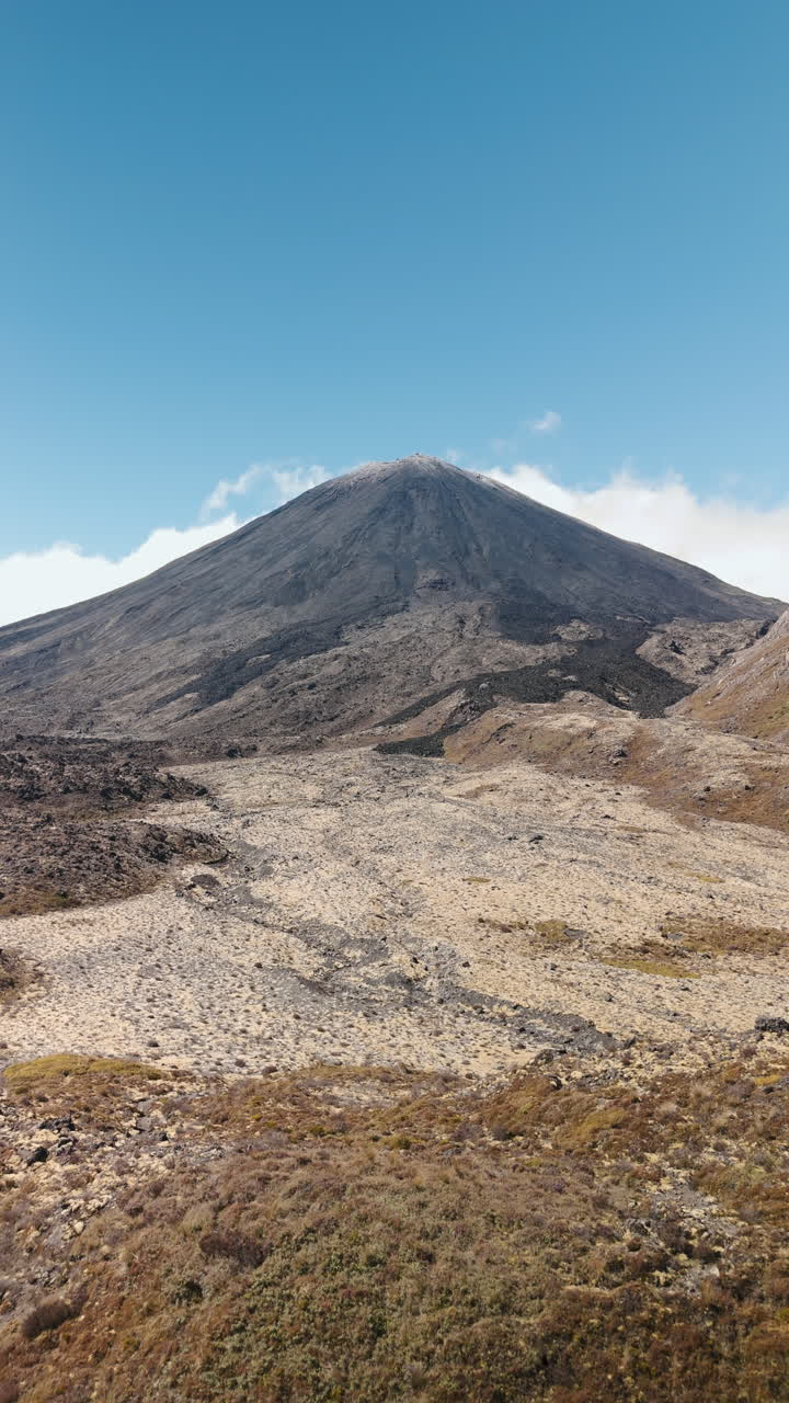 paisaje montañoso volcánico