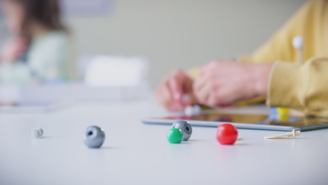 estudiantes de primaria en el aula estudiando modelos moleculares en la clase de ciencias con tableta digital