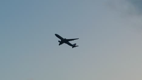 tomada de seguimiento de un avión que despegue