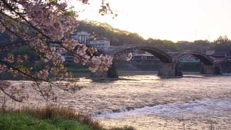 Primavera-En-Japón-Estableciendo-Una-Toma-Del-Puente-Iwakuni-Kintai,-Prefectura-De-Yamaguchi