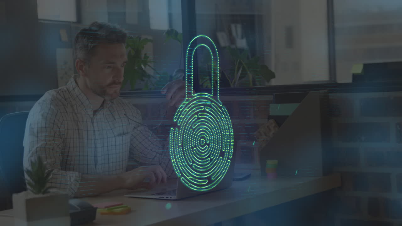 animación del patrón de huellas digitales en el candado sobre las llamaradas de la lente, hombre caucásico trabajando en una computadora portátil