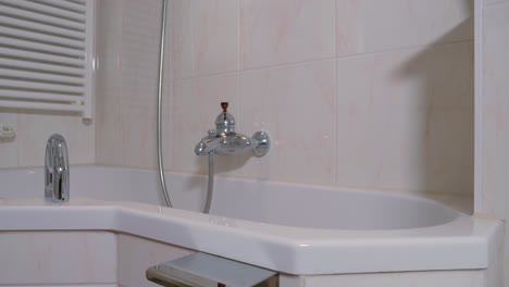 Bewegungsgesteuerte-Aufnahme-Eines-Modernen-Badezimmers