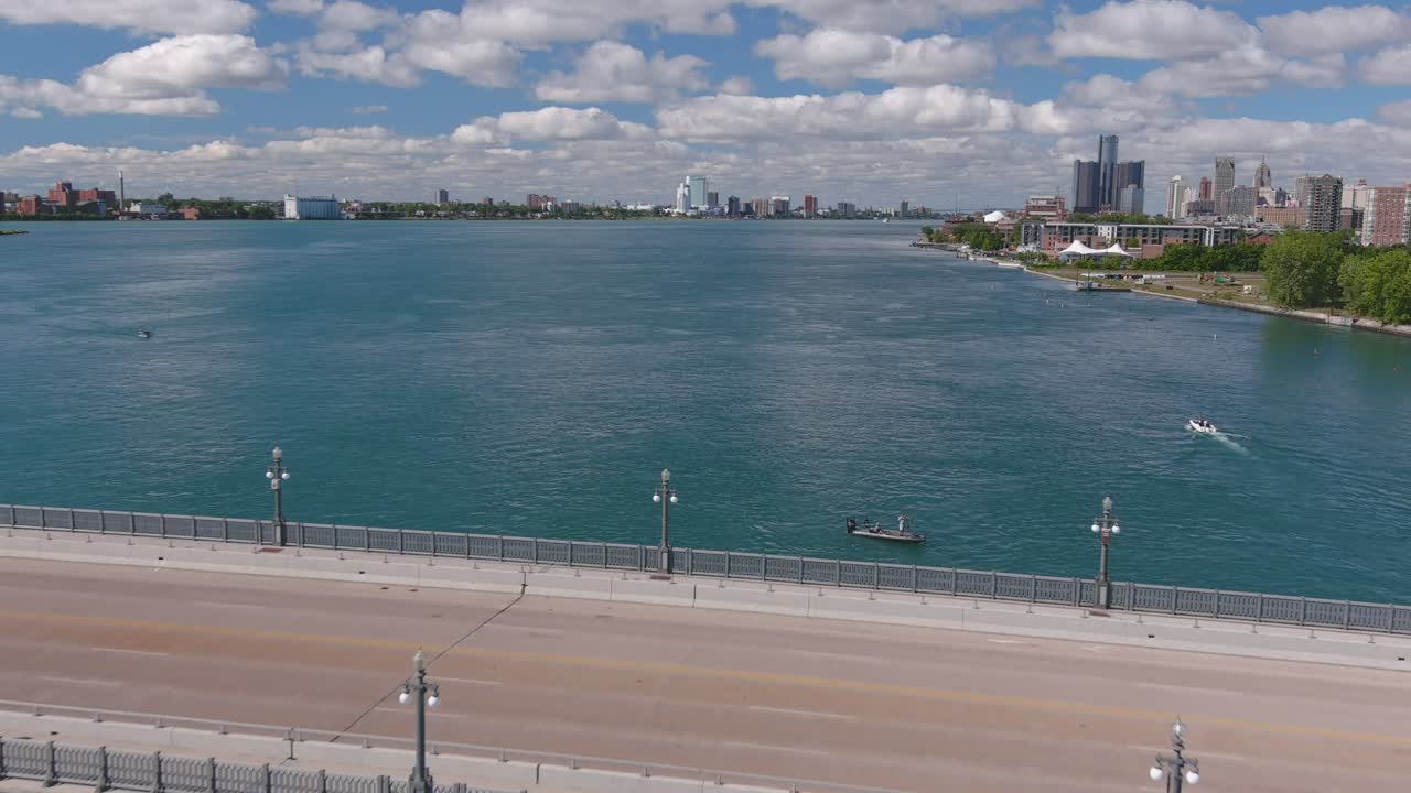 디트로이트 강을 가로지르는 더글러스 맥아더 다리의 설정 샷