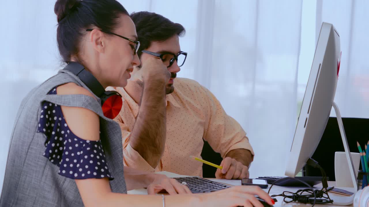 grupo de empresarios creativos teniendo una conversación en el escritorio de la oficina en el lugar de trabajo.