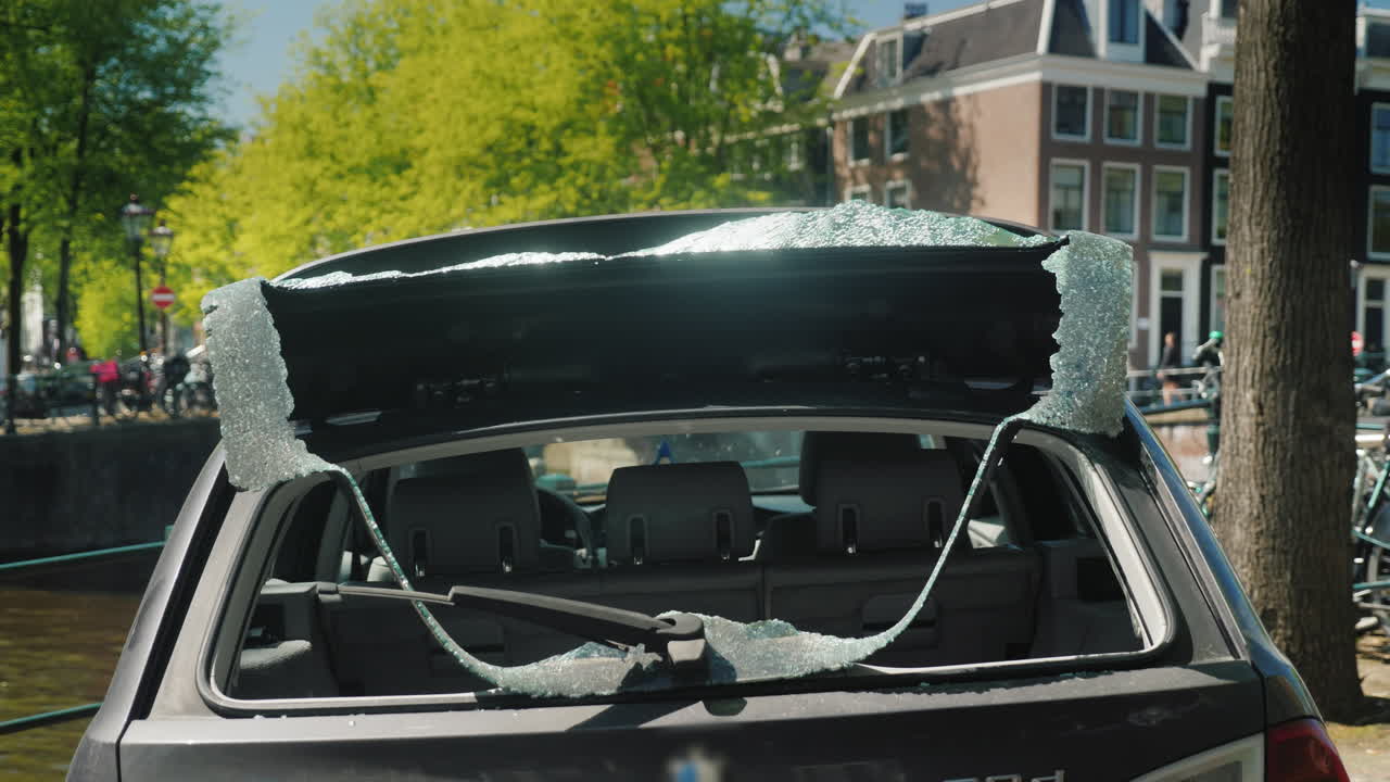 뒷유리가 깨진 자동차