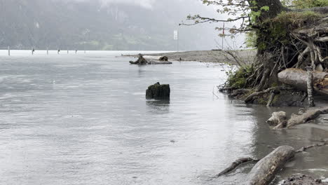 Entspannung-Am-Walenseeufer,-Während-Regentropfen-Wasserkräuselungen-Verursachen