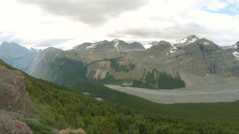 Glatte-Pfanne-Von-Parker-Ridge-Aussichtspunkt-Mit-Blick-Auf-Den-Saskatchewan-Gletscher-Während-Bewölkten-Tag